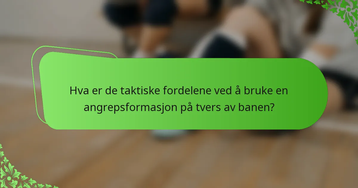 Hva er de taktiske fordelene ved å bruke en angrepsformasjon på tvers av banen?